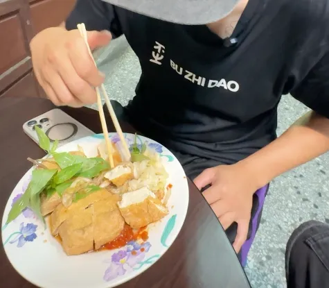 方記臭豆腐鋪上滿滿新鮮九層塔,是別家臭豆腐吃不太到的招牌吃法