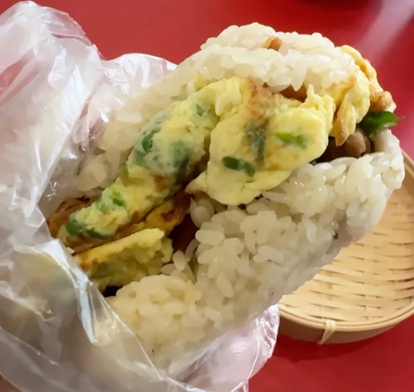 鶯歌鄰照早點招牌飯糰剖面特寫,Q彈糯米包著蔥蛋、油條與菜脯,餡料層次分明
