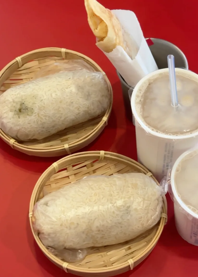 鄰照早點的兩顆台式飯糰、蛋餅與兩杯米漿,鶯歌在地人最經典的早餐組合