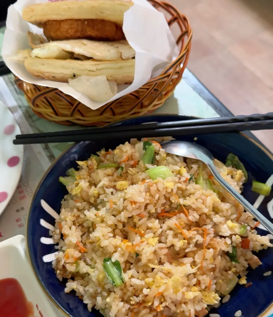 綠元素的素 XO 醬炒飯，粒粒分明拌著紅蘿蔔絲、青江菜與蛋，搭配竹籃裝的素排蛋餅