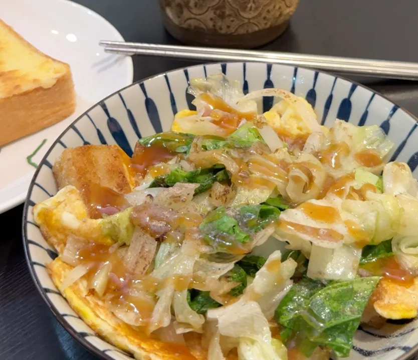 三合號的蛋餅鋪上滿滿高麗菜絲與生菜、淋上店家特調醬料,份量誠意十足